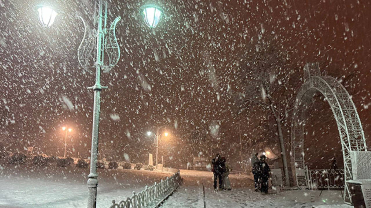 İstanbul'da kar yağışı etkisini göstermeye başladı.
