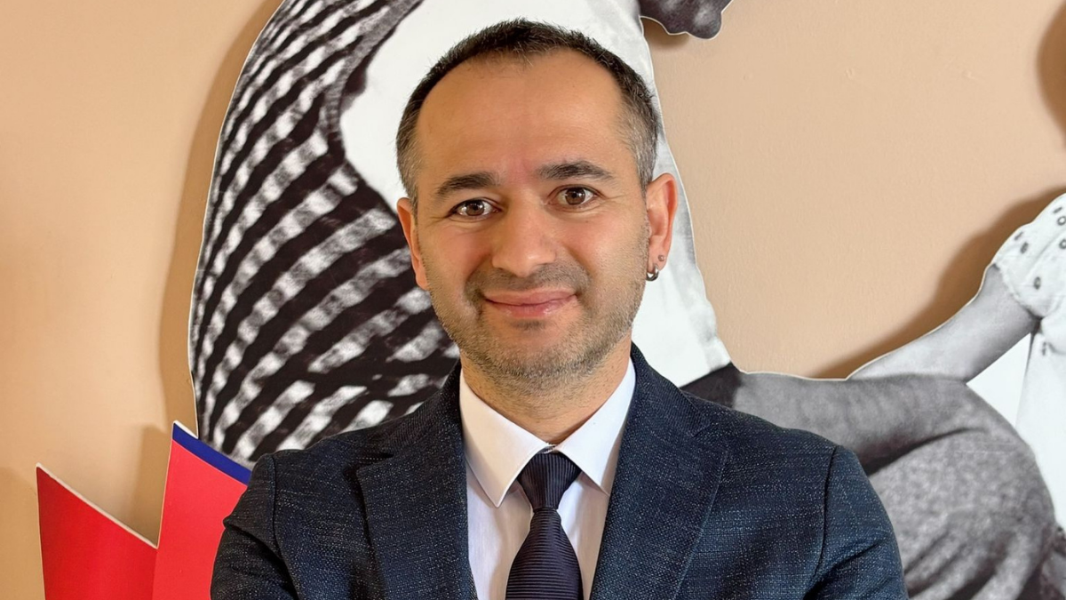 EĞİTİMDE "İZMİR MODELİ" RÜZGARI: AKADEMİK DİSİPLİNİ BİLİMLE HARMANLAYAN İZBİLİM KOLEJİ’NİN YÜKSELİŞİ