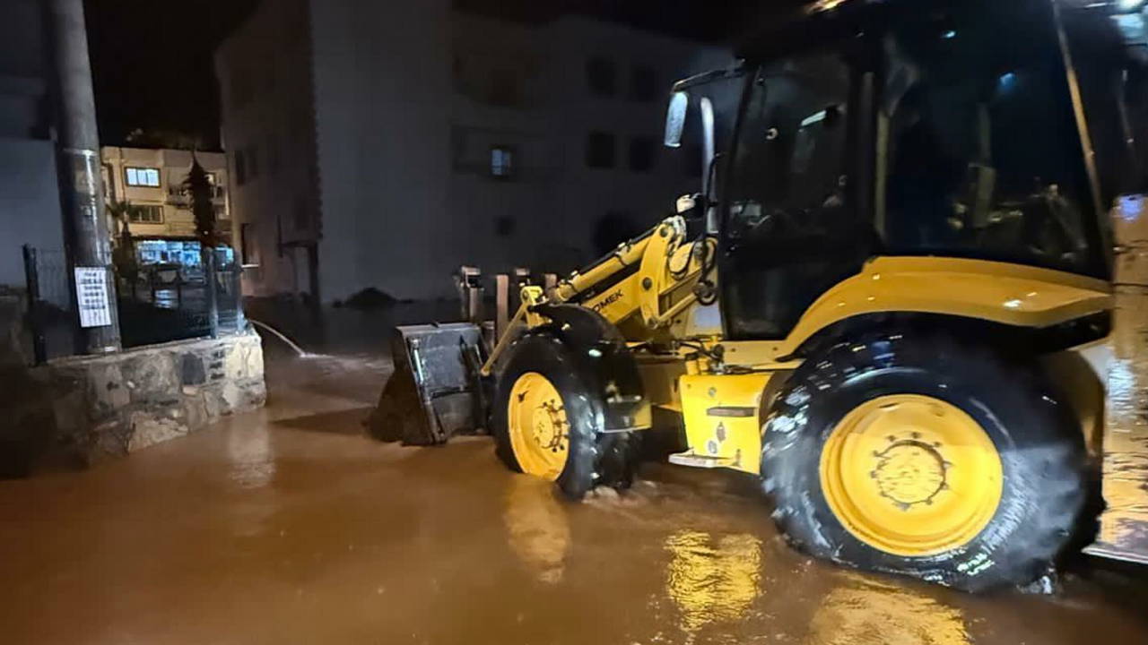 BODRUM’DA SAĞANAK ALARMI: EV VE İŞ YERLERİ SU ALTINDA KALDI, ARAÇLAR MAHSUR KALDI