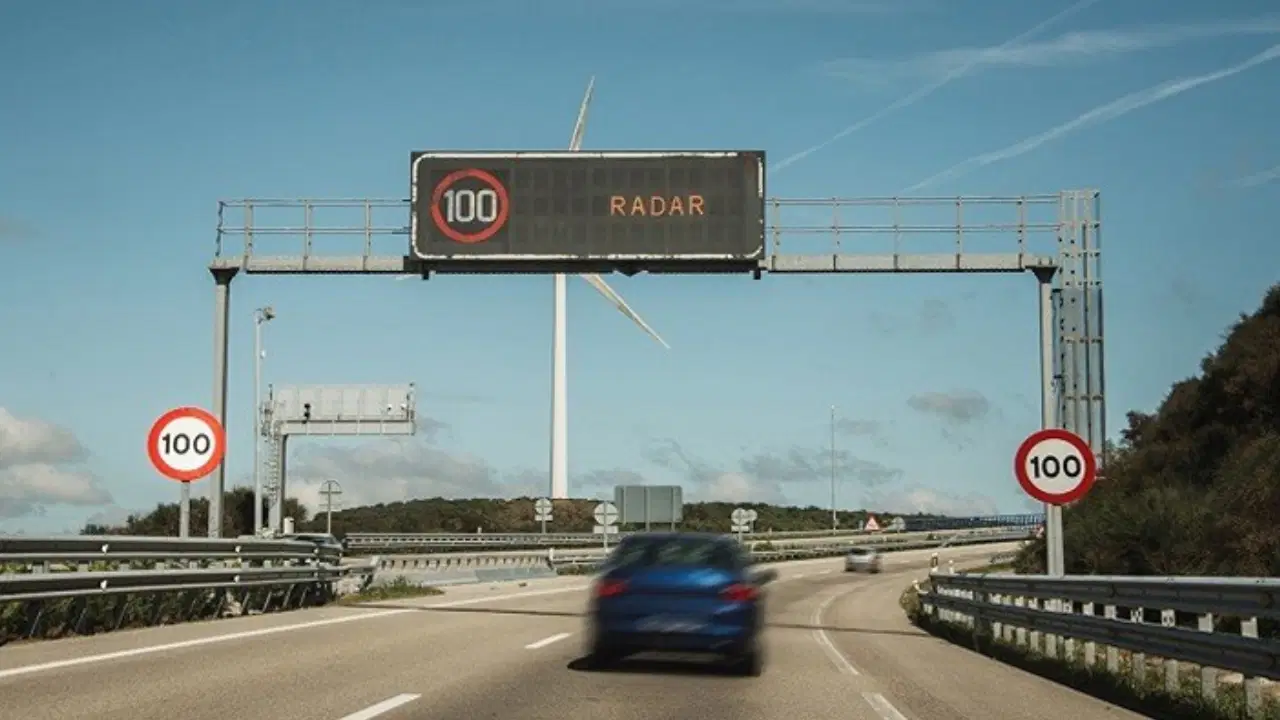 İÇİŞLERİ BAKANLIĞI’NDAN YENİ TRAFİK SİSTEMİ: RADAR VE KONTROL NOKTALARI ARTIK ÖNCEDEN GÖRÜLEBİLECEK