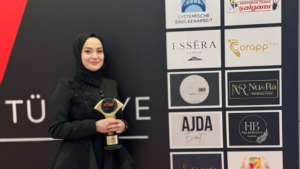 SONGÜL OKTAR’A GÜZELLİK SEKTÖRÜNDE YILIN ÖDÜLÜ