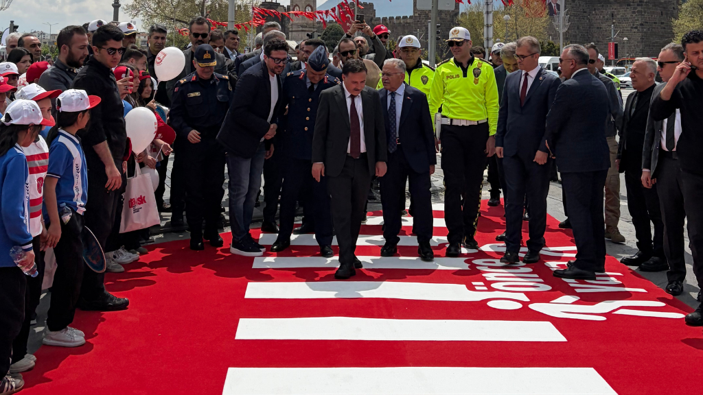 Mister Carpets’tan Trafikte Yaya Güvenliğine Güçlü Mesaj: “Önce Yaya” Projesi