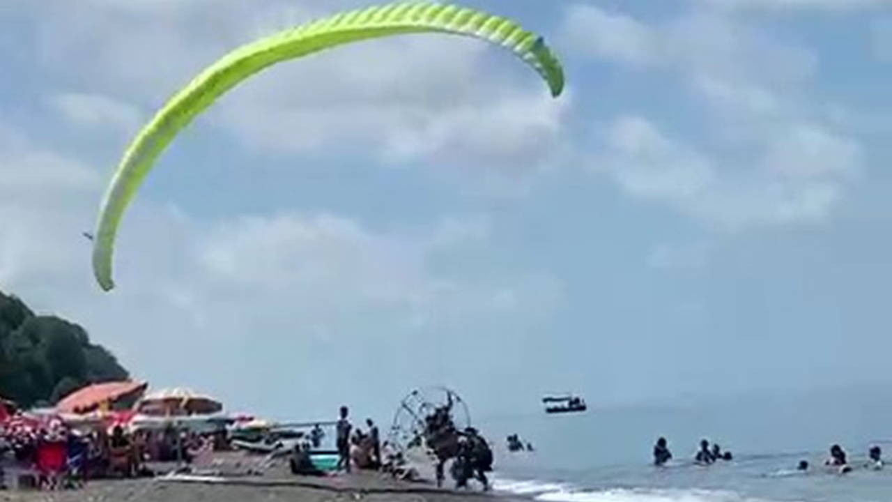 Akçakoca’da Paramotor Faciası: Plaja Düşen Araç 3 Kişiyi Yaraladı