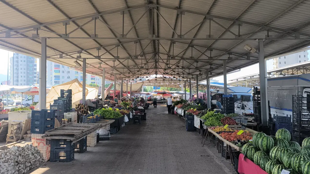 Adana Kozan’da Pazarda “Sınıflandırılmış Karpuz” ve Geçim Sıkıntısı Dikkat Çekti