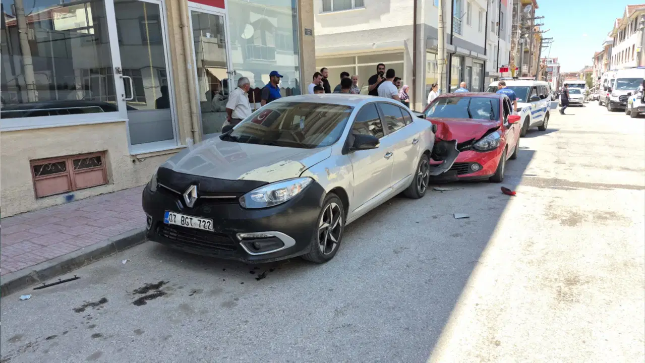 Eskişehir’de Alkollü Sürücünün Kontrolden Çıktığı Araç 4 Otomobile Çarptı: 2 Yaralı