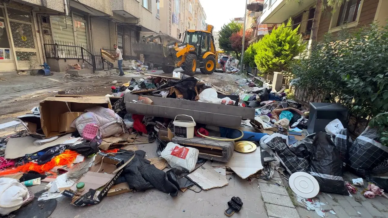 Cezaevindeki Kiracının Eşyaları Sokağa Taşındı, Belediye Ekipleri Müdahale Etti