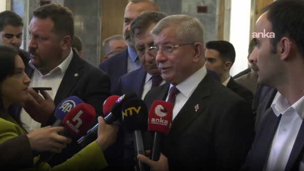 Ahmet Davutoğlu'ndan Özgür Özel'in Yeni Parti Kararına İlk Değerlendirme: "Hayırlı Olsun Demek Düşer"