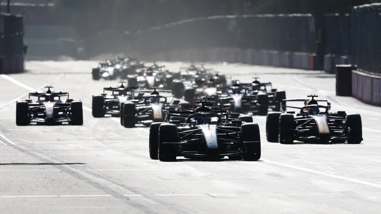 Azerbaycan Grand Prix’sinde George Russell zaferi! Hadjar’dan dikkat çeken dönüş