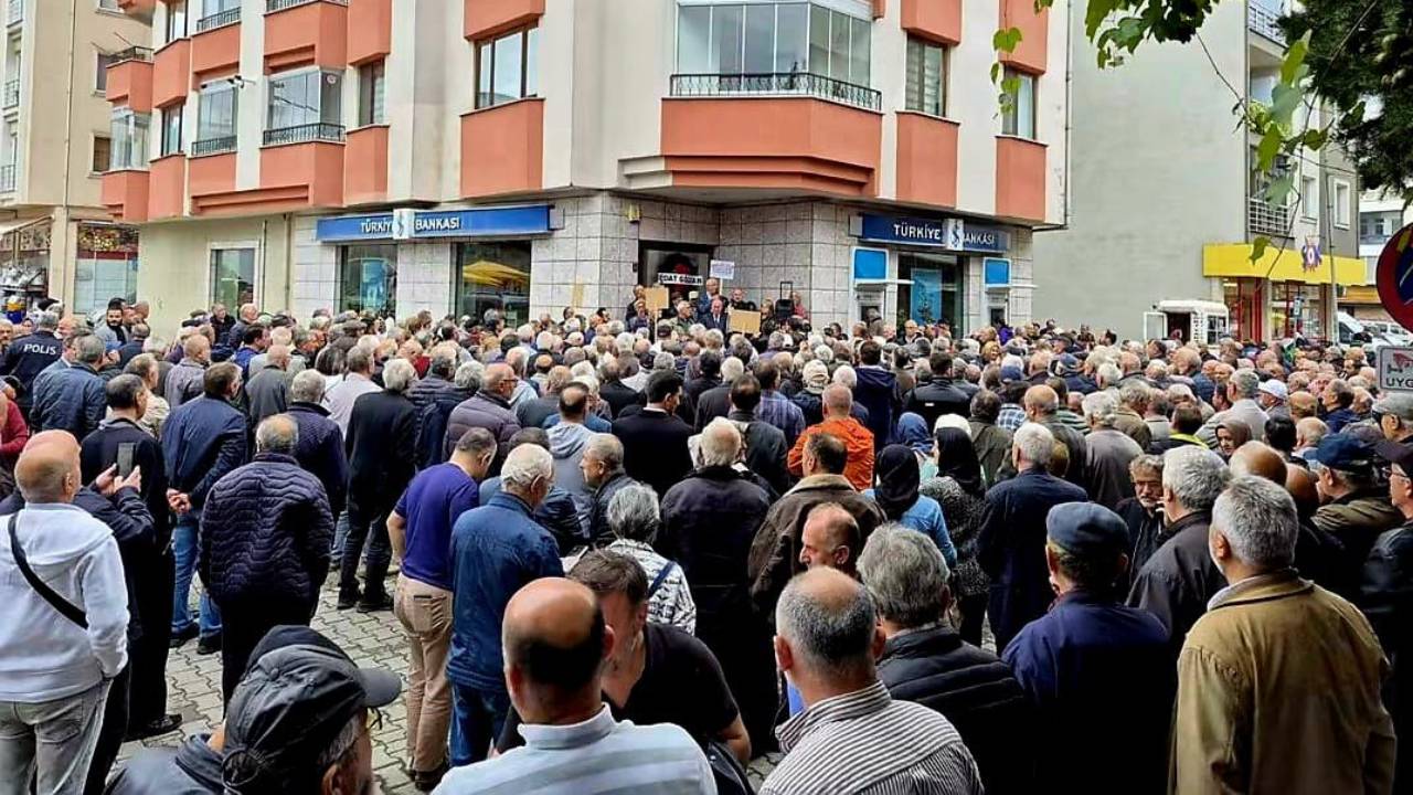 Beşikdüzü’nde İş Bankası Şubesi Kararına Tepki: Kapanma Kararı Protesto Edildi