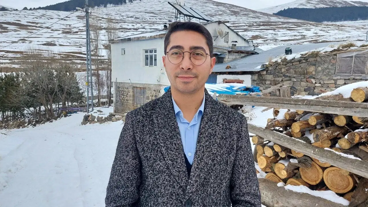 Ardahan merkezli rüşvet operasyonunda Damal Belediye Başkanı Kemal Çamlıyurt’un da aralarında bulunduğu 10 şüpheli tutuklandı.