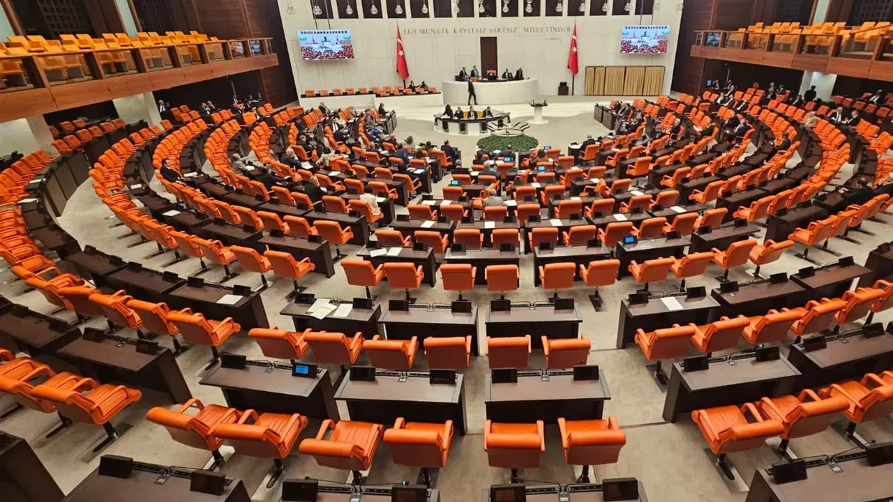 TBMM’de Halk TV Tartışması: İktidar ve Muhalefet Karşı Karşıya Geldi
