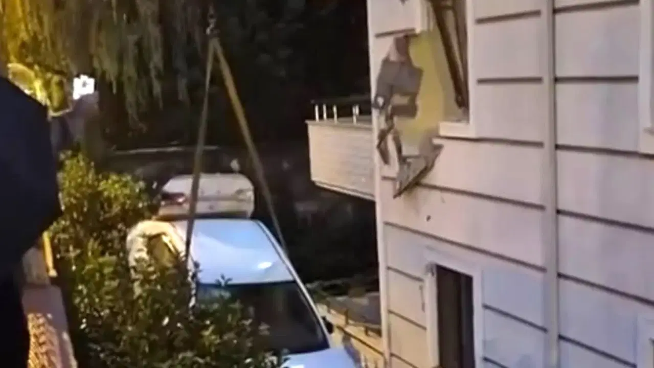 Sakarya’da Otomobil Apartmanın İkinci Katındaki Daireye Çarptı
